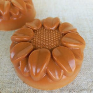 Sabonete artesanal glicerinado de argila amarela e aroma de flor de cerejeira