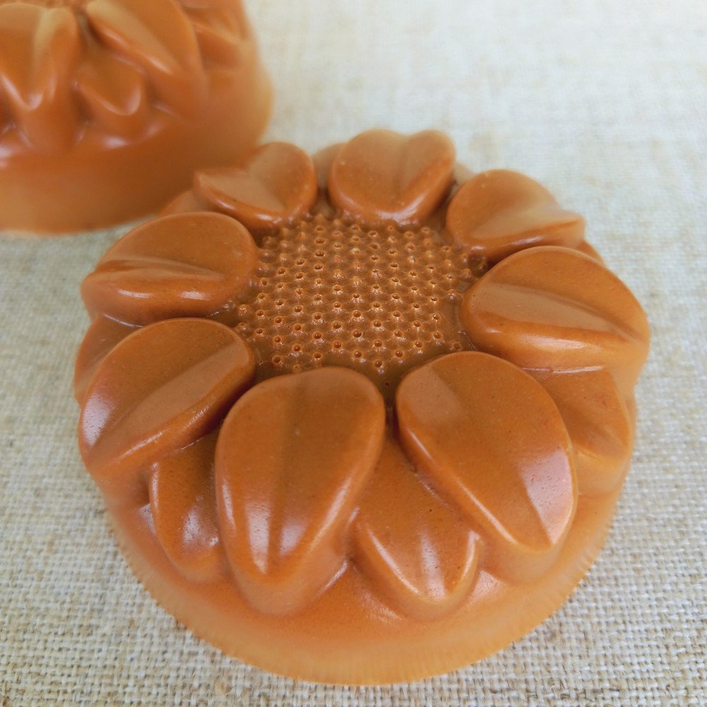 Sabonete artesanal glicerinado de argila amarela e aroma de flor de cerejeira