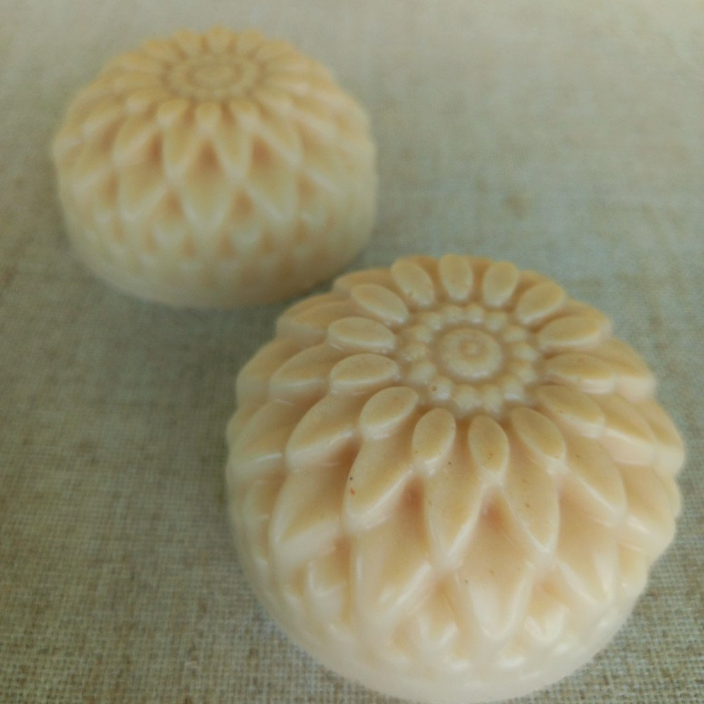 Sabonete artesanal glicerinado de argila branca e aroma de flor de cerejeira