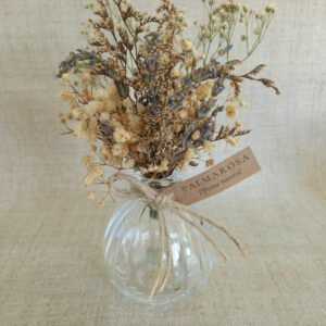 Arranjo delicado de flores desidratadas, cuidadosamente montado à mão e acomodado em um vaso de vidro com amarração em sisal. Com lavandas, sempre-vivas e outras espécies secas