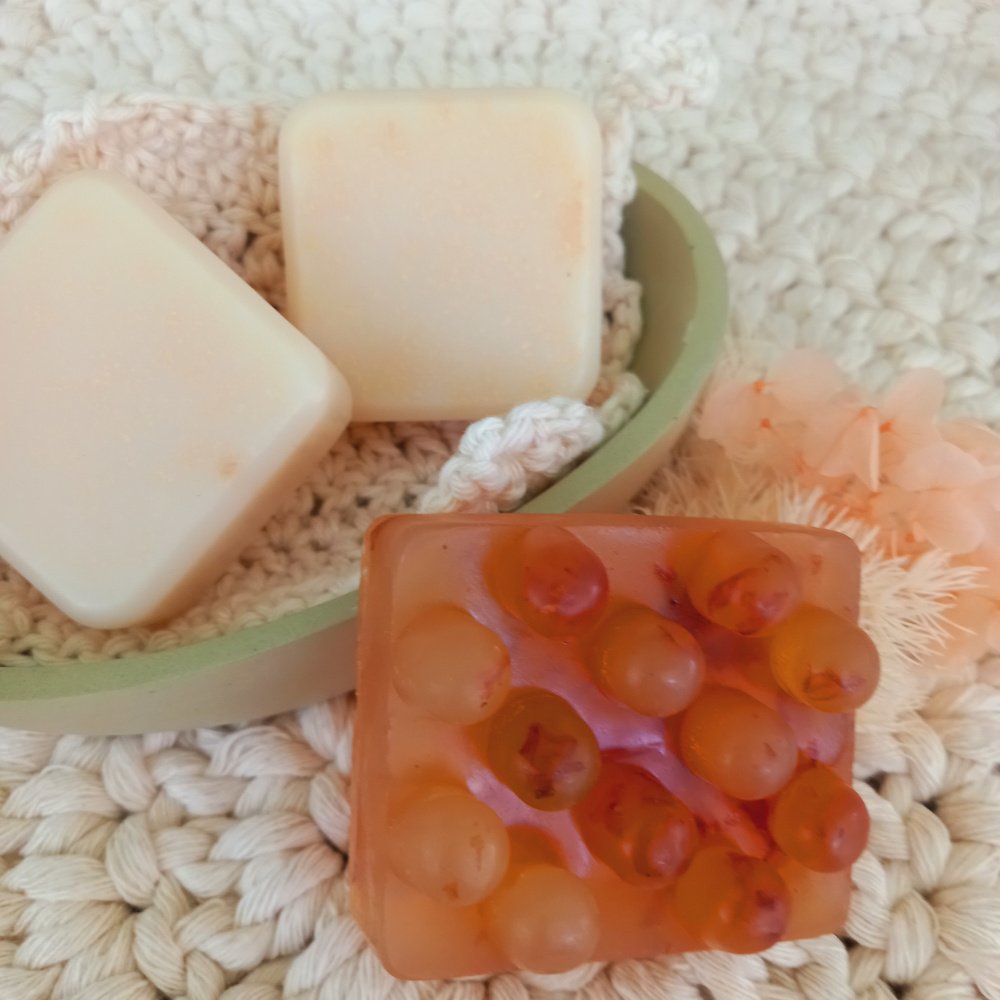 Conjunto artesanal com sabonetes de jasmim e chá verde, saboneteira em EcoMármore e ecopad de algodão. Um toque natural e sofisticado para o autocuidado.