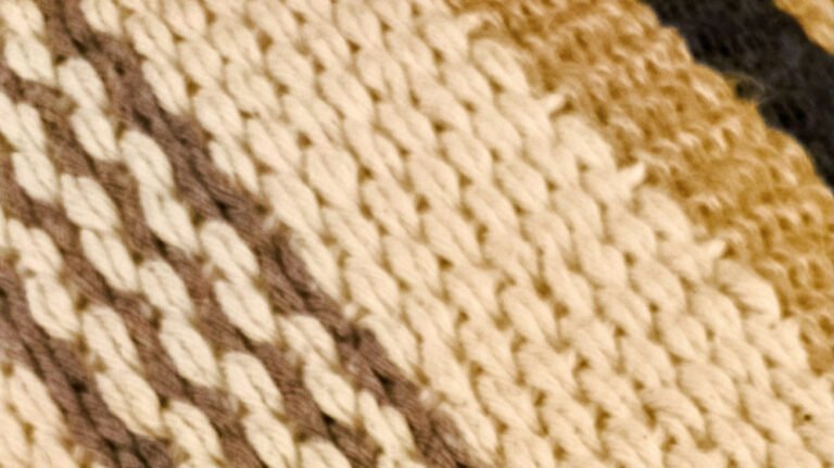 Painel de tear manual com lã e fibras naturais