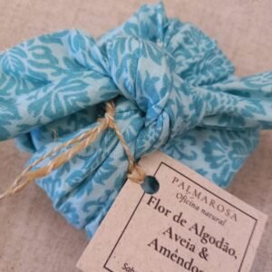 Sabonetes artesanais Palmarosa embalados em tecido 100% algodão com técnica japonesa furoshiki, em estampas coloridas e acabamento manual.