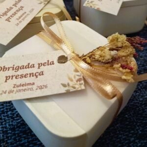 Velas em cera vegetal, produzidas manualmente e personalizadas para eventos