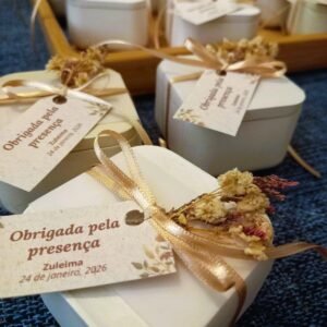 Velas em cera vegetal, produzidas manualmente e personalizadas para eventos