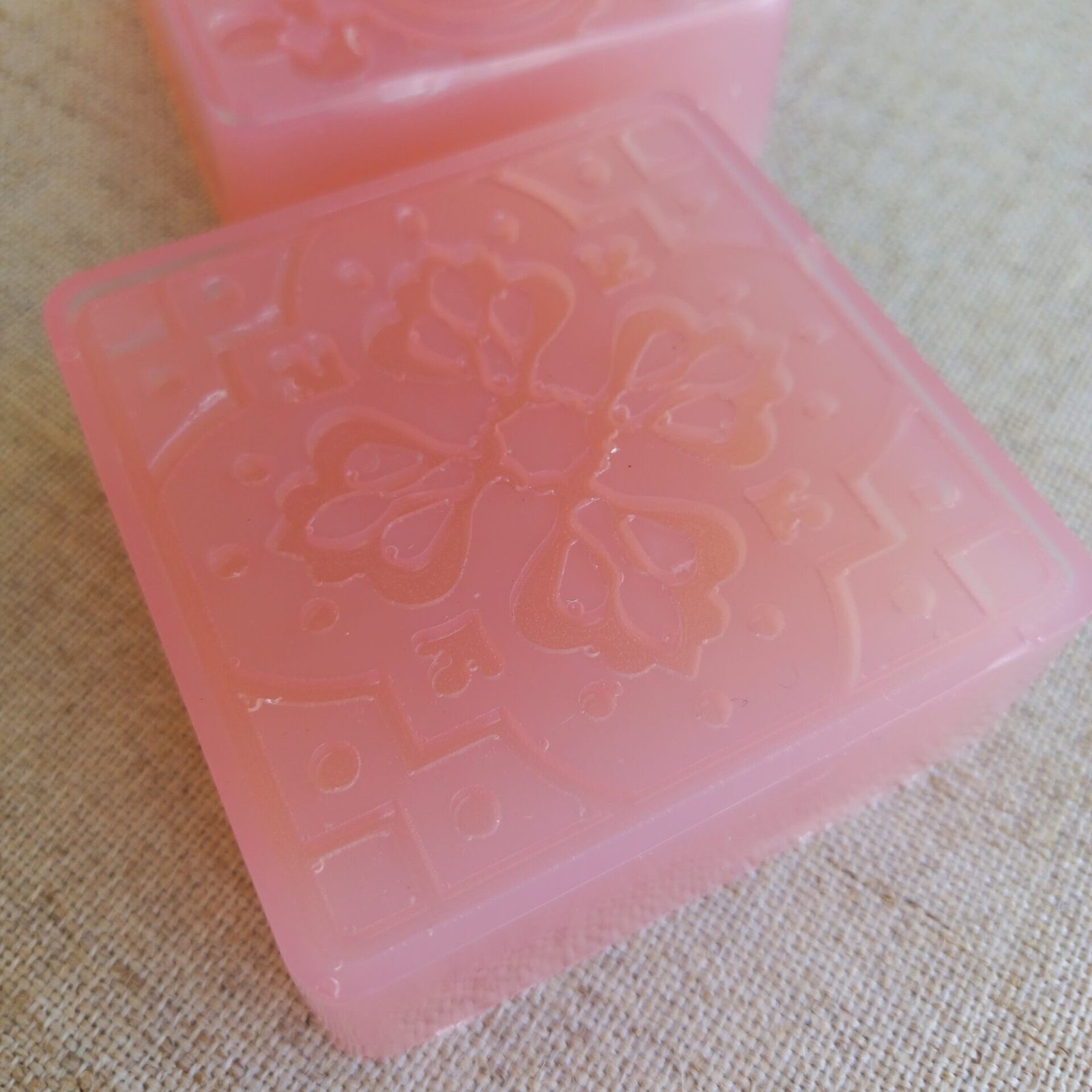 Sabonete Glicerinado Vegetal de Gerânio, Rosa Mosqueta & Frutas Vermelhas - 100% vegetal 2 Sabonete Glicerinado Vegetal de Gerânio, Rosa Mosqueta & Frutas Vermelhas