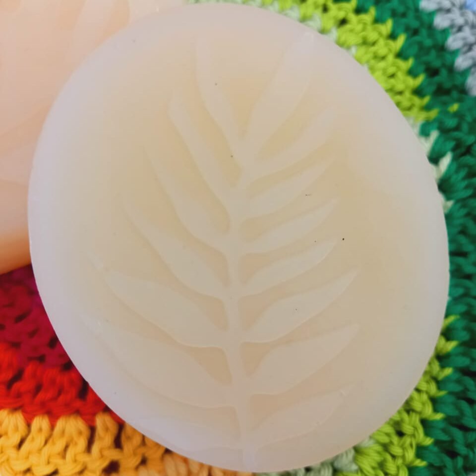 Sabonete Glicerinado de Capim-Limão, Ucuuba & Extrato de Maracujá - 1005 vegetal 2 Sabonete glicerinado vegetal com capim-limão, manteiga de ucuba e extrato de maracujá. Artesanal, hidratante e livre de ftalatos e parabenos.