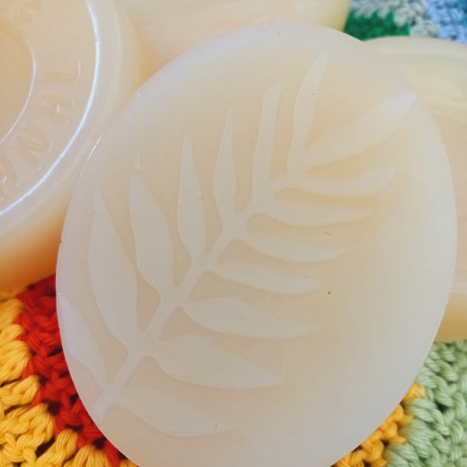 Sabonete Glicerinado de Capim-Limão, Ucuuba & Extrato de Maracujá - 1005 vegetal 4 Sabonete glicerinado vegetal com capim-limão, manteiga de ucuba e extrato de maracujá. Artesanal, hidratante e livre de ftalatos e parabenos.