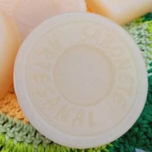 Sabonete glicerinado vegetal com capim-limão, manteiga de ucuba e extrato de maracujá. Artesanal, hidratante e livre de ftalatos e parabenos.