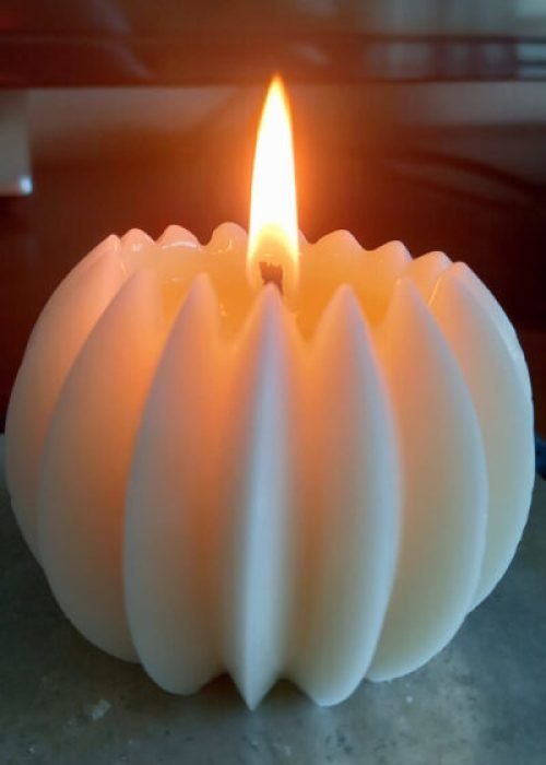 Vela aromática acesa, queima limpa. Pavio de algodão e cera vegetal.