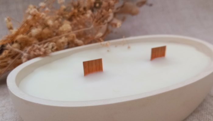 Vela aromática canoa, com pavios de madeira e cera 100% vegetal